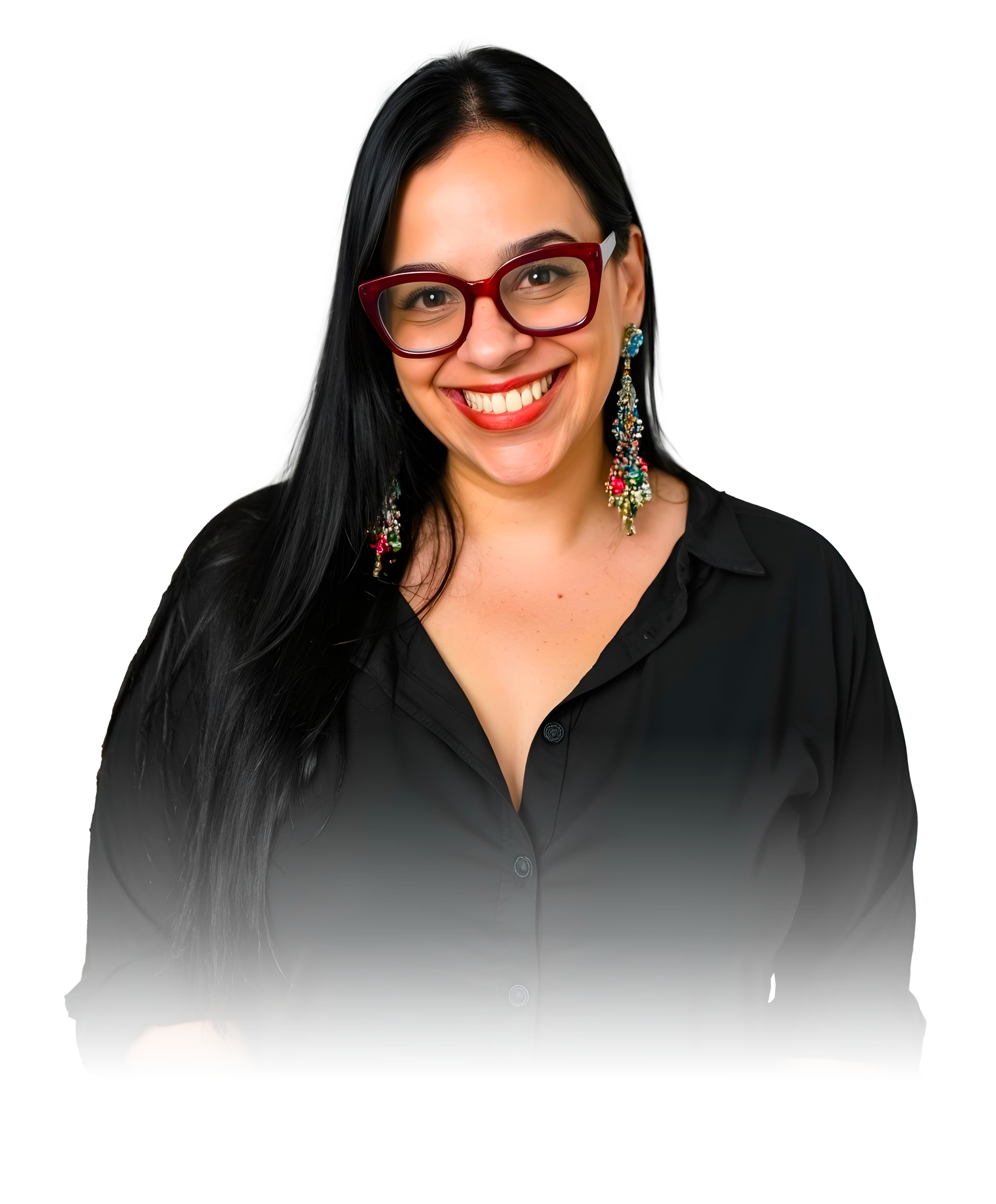 Retrato de Tathi Marceli, Mulher com cabelos longos e pretos, usando óculos vermelhos e brincos coloridos, sorrindo de forma calorosa. Ela veste uma camisa preta e transmite um ar acolhedor e profissional.